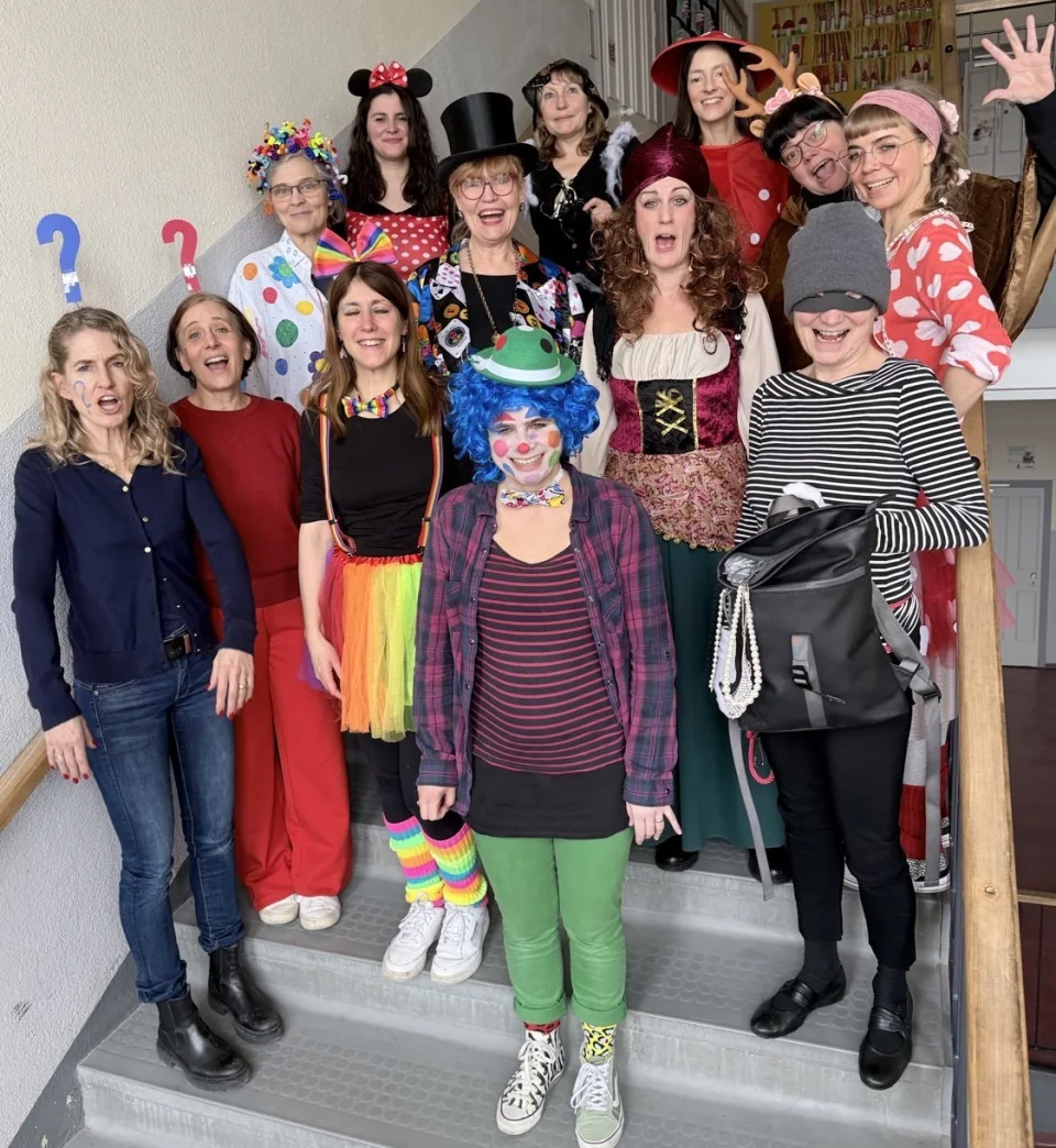 Das Kollegium der Hardtschule in Faschingskostümen 2026